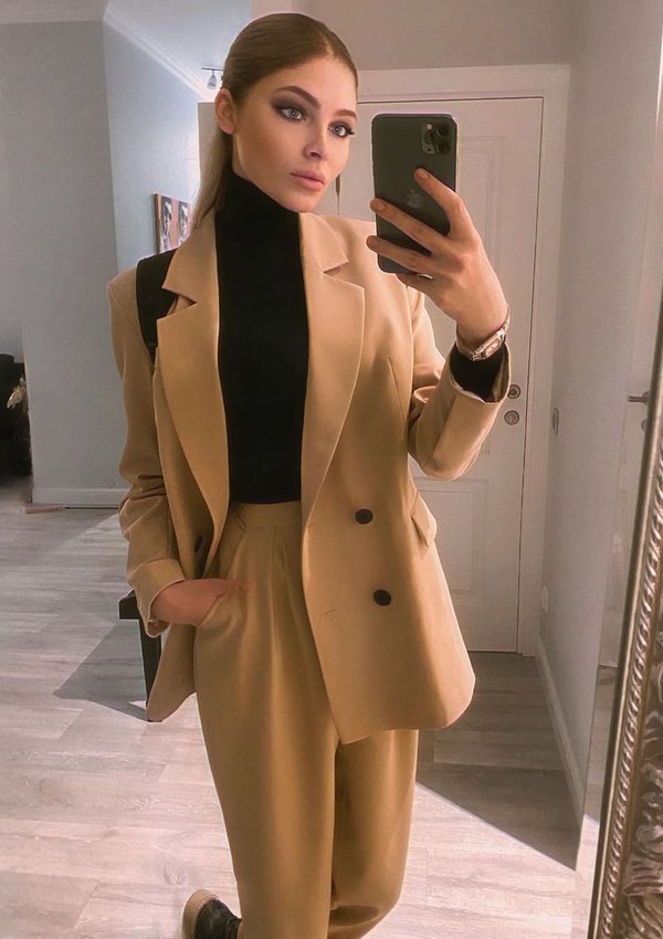 Алена Шишкова в бежевом костюме