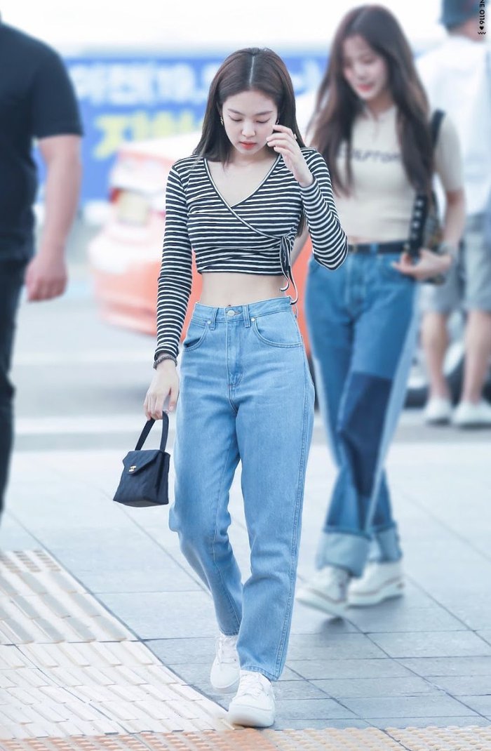 Образ Дженни из BLACKPINK с широкими джинсами