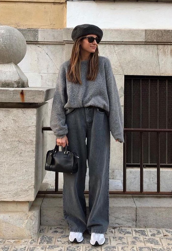 Total-grey с джинсами клеш и беретом