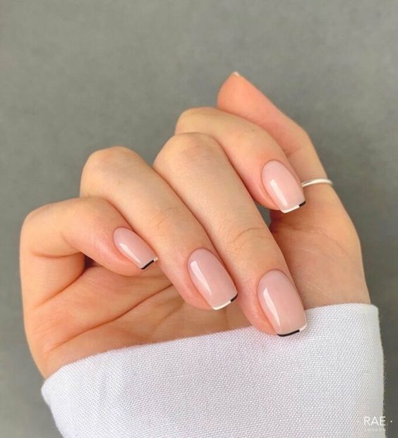 Черно-белый французский маникюр на коротких ногтях