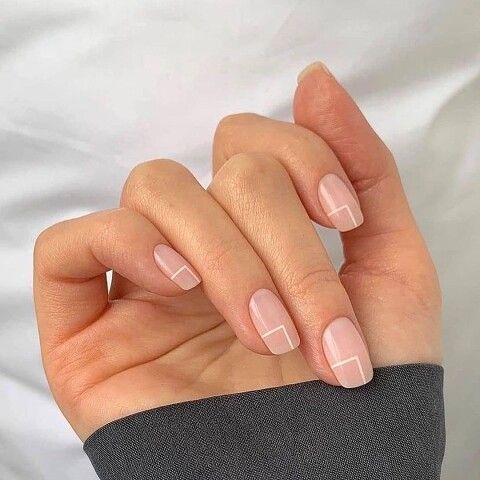 Минималистичный маникюр с белыми полосками