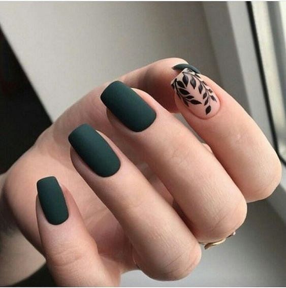 Зеленый маникюр на короткие ногти с листочком