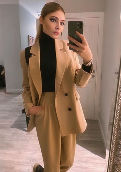 Алена Шишкова в бежевом костюме