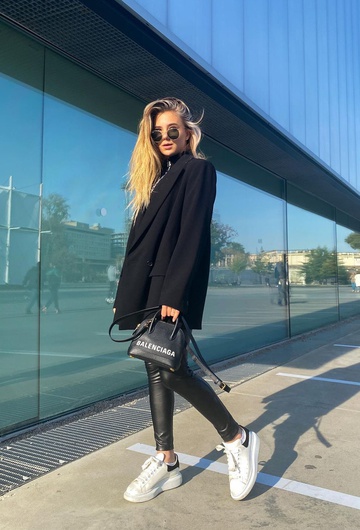 Катя Адушкина в кожаных брюках