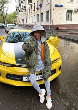 Модный образ Айзы Долматовой в бомбере