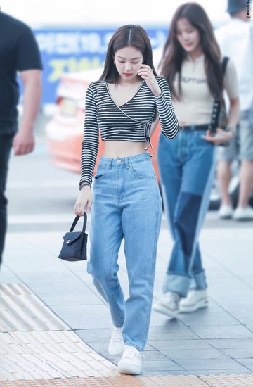 Образ Дженни из BLACKPINK с широкими джинсами