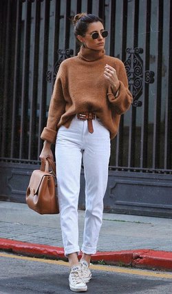 Образ с белыми джинсами mom-fit