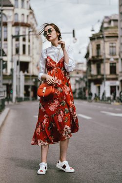 Сочетание красного сарафана с рубашкой