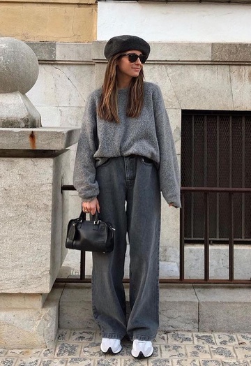 Total-grey с джинсами клеш и беретом