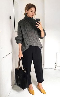 Укороченные брюки с объемным свитером