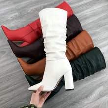 Белые сапоги на высоком квадратном каблуке