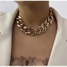 Массивная цепочка золотистого оттенка
