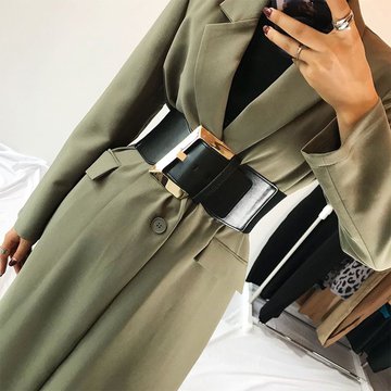 Широкий ремень с  пряжкой 